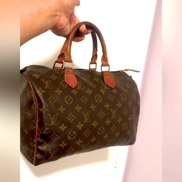 Louis Vuitton Handbags - Louis Vuitton Speedy 30 in monogram canvas E.U.C